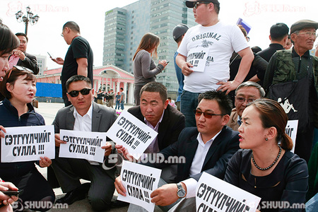 “Сэтгүүлчийг сулла” суулт болов