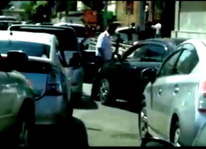 Эмэгтэйг зодсон цагдаагийн цолыг хурааж ажлаас нь халжээ