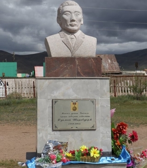 Гавъяат ажилтан Я.Шаравдорж агсны хөшөөг босгожээ