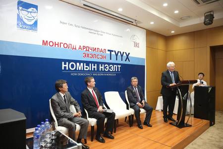 Ардчилсан хувьсгалын түүхийг гэрэл зургаар харуулжээ