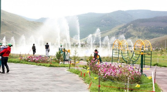 Чуулганы төлөөлөгчид мод тарина 