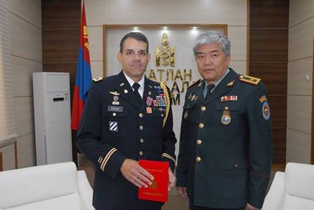 АНУ-ын Батлан хамгаалахын атташе нутаг буцна