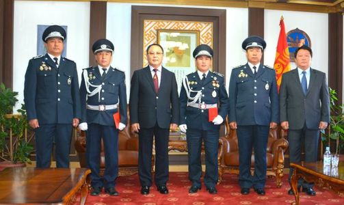 Цагдаа жолооч Н.Энхтүвшинг шагналаа