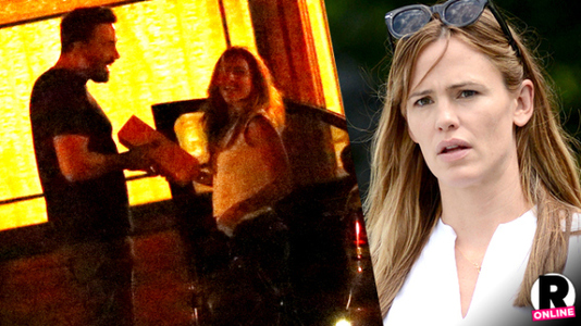 Аффлек хүүхдүүдийнхээ асрагчтай болзжээ