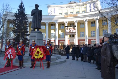 Х.Чойбалсаны хөшөөнд хүндэтгэл илэрхийлнэ