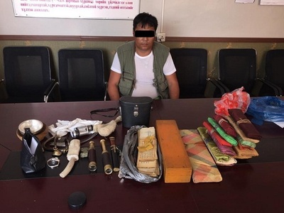 Хэрэгтэн гадаад хүн бол дээшээ, монгол бол доошоо 