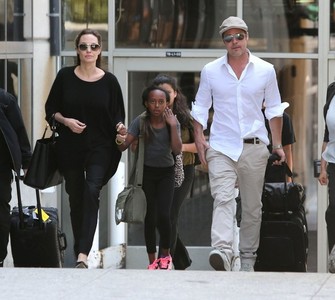 Захара явахгүй