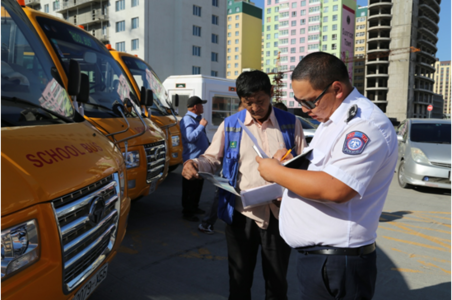 Хүүхэд тээвэрлэх автобусуудыг шалгаж байна