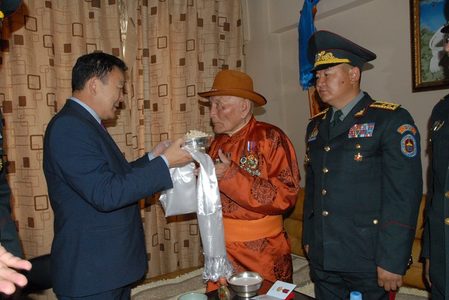 Ахмад дайчин У.Доржпаламд хүндэтгэл үзүүллээ