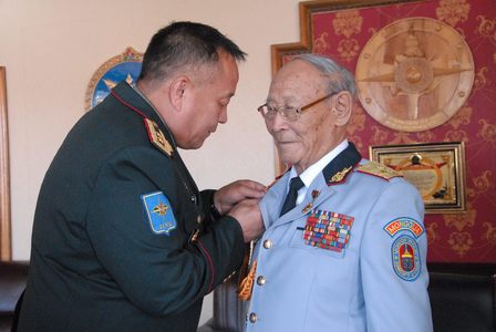 Улсын баатар П.Шагдарсүрэнд бэлтгэл хурандаа цол олгов