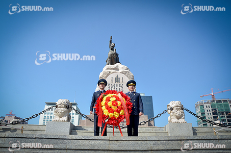 Прокурорууд Чингис хааны хөшөөнд цэцэг өргөлөө