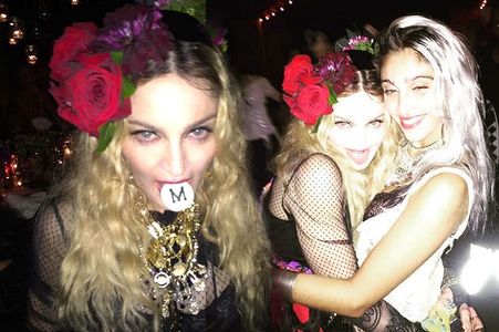 Мадонна цагдаад баригджээ