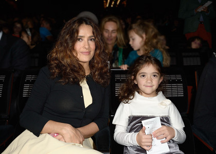 Сальма Хайекийг сүрдүүлжээ