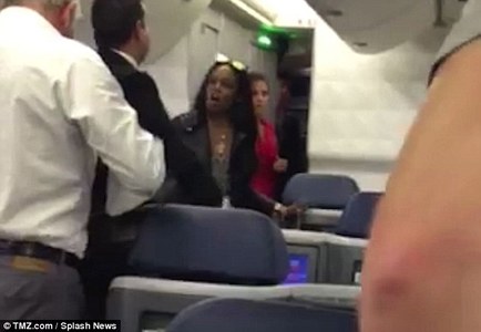 Реппер бүсгүйгээс болж нислэг хойшилжээ