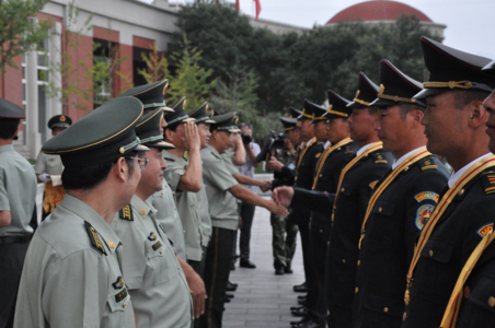 Манай дайчдад ойн медаль гардуулжээ
