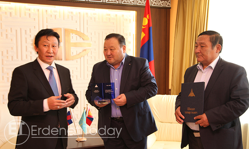 Эрдэнэт үйлдвэрт ”Хөх дэвтэр” гардууллаа