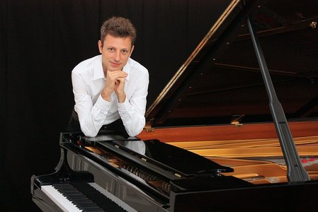 Төгөлдөр хуурч Максим Зеккинигийн тоглолт болно