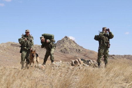 Хадлан хадахаар орж ирсэн хятадуудыг саатуулжээ