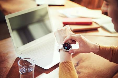 Самсунг ухаалаг цагны Gear S2 загварыг танилцууллаа