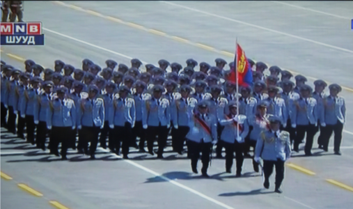 Монгол цэргүүд Бээжингийн төв талбайд алхлаа