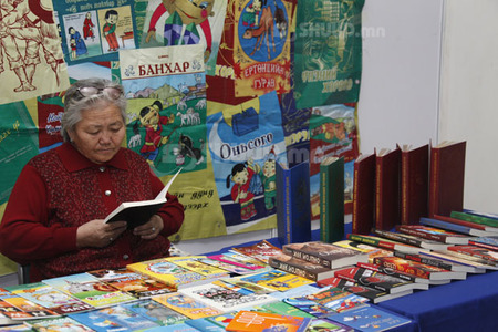 Номын баяр тэмдэглэж байна