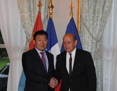 Батлан хамгаалахын сайд Францад айлчилжээ