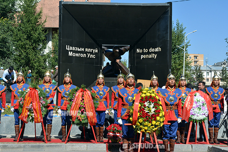 Төрийн гурван өндөрлөг хэлмэгдэгсдийн дурсгалыг хүндэтгэнэ