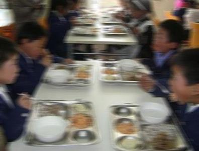 Сурагчаа халуун будаагаар түлсэн багшийг ажлаас нь халжээ