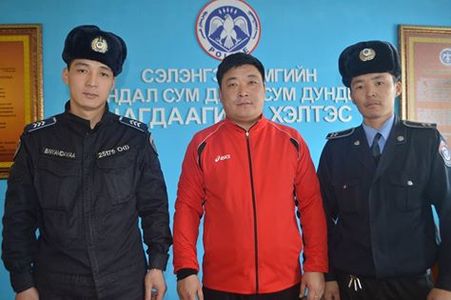 Цагдаагийн алба хаагчид хүний амь аварчээ