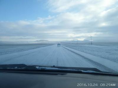 Орон нутгийн зам халтиргаатай байна