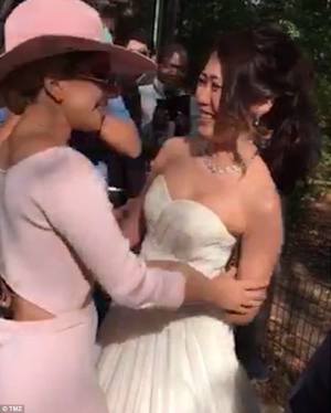 Гага фэнээ баярлуулав