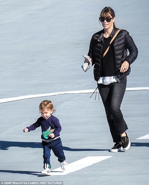 Жессика Билл хүүгээ гайхуулав