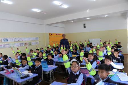 1100 хүүхдэд цацруулагчтай ханцуйвч тараав