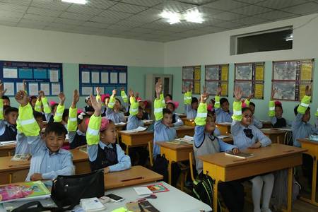 Сурагчдад цацруулагчтай ханцуйвч бэлэглэв