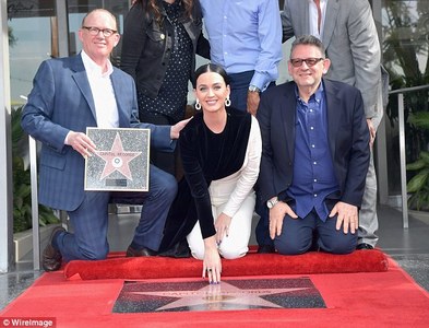 Кейти “Алдарын од”-той боллоо