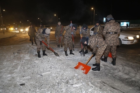 Цас цэвэрлэсэн цэргүүдэд талархал илэрхийллээ