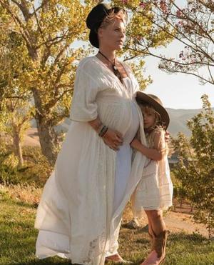 Пинк жирэмсэн болжээ