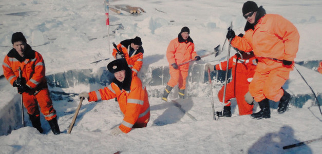 Автомашинтайгаа мөсөнд цөмөрсөн иргэдийг аварчээ
