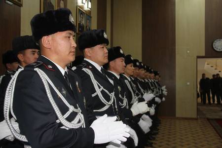 Цагдаагийн алба хаагчид цол нэмлээ