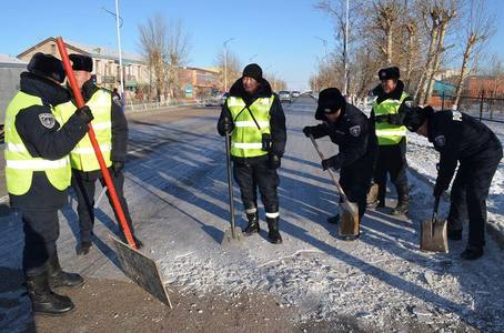 Цагдаа нар цас цэвэрлэв