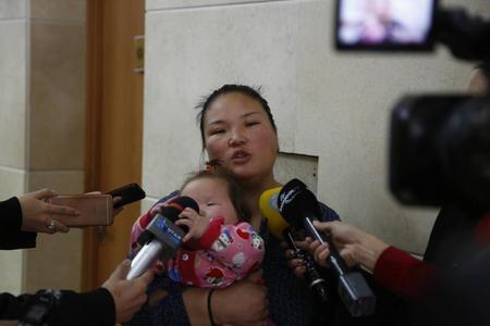 Анх зураг тараасан хүнийг шүүхэд өгч, гэр бүлийнхээ нэр төрийг сэргээлгэнэ