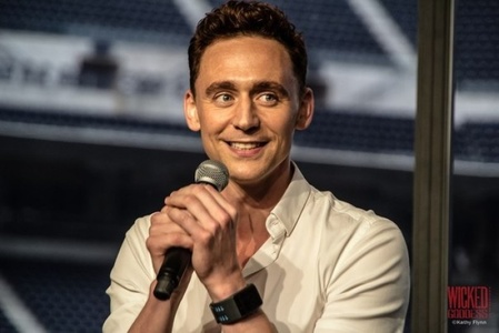 Том Хиддлтон найз бүсгүйтэй болжээ