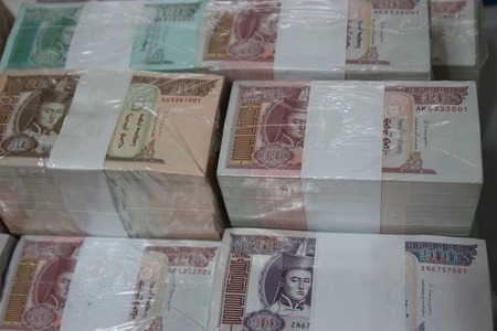 Их хэмжээний монгол төгрөг хилээр гаргахыг завджээ