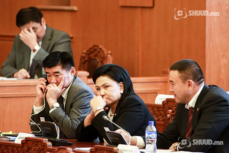 Чуулган цаг сунган хуралдаж байна