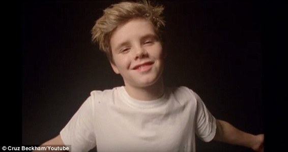 Бекхэмийн хүү зул сараар клипээ гаргана