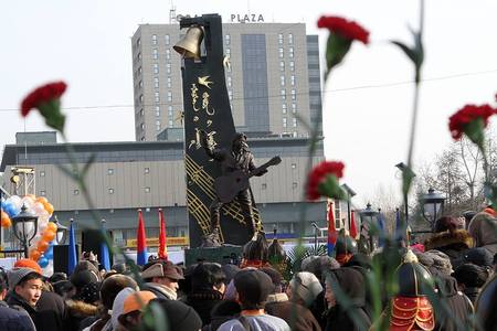 С.Цогтсайхан агсны хөшөөнд цэцэг өргөнө