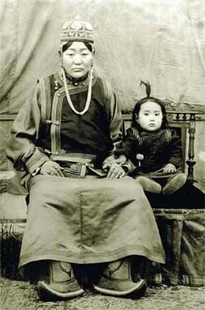  Богд хааны үр ач нар дурсамж хуучилна