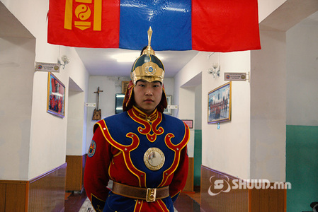 Зарлангаа гуйж аваад, цэрэгт бүртгүүлсэн