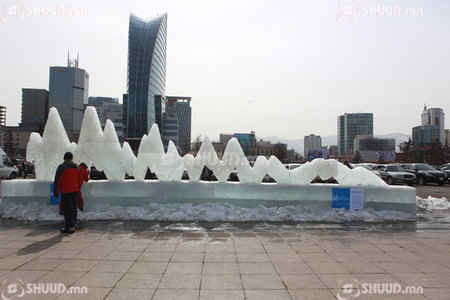 15 тонн мөсөөр “Ухаалаг ус” баримлыг бүтээжээ