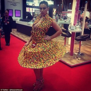 Чихрээр даашинз урлажээ